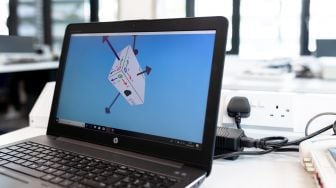 Apakah Jika Baterai Laptop Sudah Penuh Charger Harus Dicabut? Ini Penjelasannya