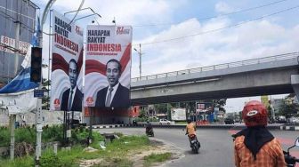 Viral! Baliho Berisikan Tagar "2024 Setia Bersama Jokowi" Bikin Warganet Murka