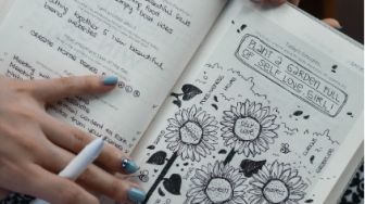 Journaling: Sebuah Terapi yang Menjadi Hobi Kekinian Mencatat Isi Pikiran