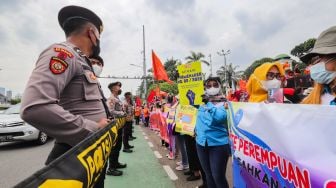 Sejumlah buruh perempuan yang tergabung dalam berbagai serikat melakukan aksi unjuk rasa di depan Gedung DPR RI, Senayan, Jakarta Pusat, Selasa (8/3/2022). [Suara.com/Alfian Winanto]