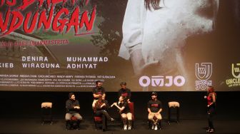 Para pemain, penulis, dan director film Iblis Dalam Kandungan memberikan keterangan pers saat "Press Screening" film terbaru mereka di XXI Epicentrum Kuningan, Jakarta, Selasa (8/3/2022). [Suara.com/Angga Budhiyanto]