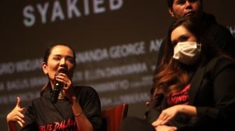 Anggia Chan memberikan keterangan pers saat "Press Screening" film Iblis Dalam Kandungan di XXI Epicentrum Kuningan, Jakarta, Selasa (8/3/2022). [Suara.com/Angga Budhiyanto]