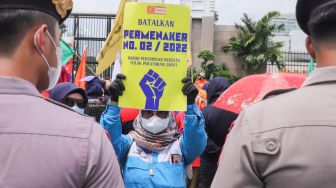 Sejumlah buruh perempuan yang tergabung dalam berbagai serikat melakukan aksi unjuk rasa di depan Gedung DPR RI, Senayan, Jakarta Pusat, Selasa (8/3/2022). [Suara.com/Alfian Winanto]