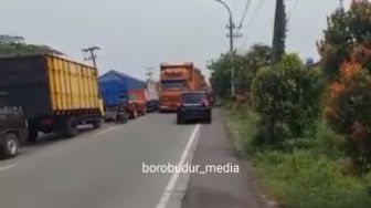 Lawan Arah Buat Nyalip, Mobil Ini Dipaksa Mundur oleh 'Optimus Prime', Warganet: Ora Sabar Mabur