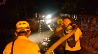 Akses Jalan Penghubung Jalan Antar Desa di Tuban Tertutup Longsoran Tanah. Aktivitas Warga Terganggu