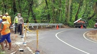 Cegah Kecelakaan, Pemasangan Pagar Pembatas Jalan di Jalur Menuju Kawah Ijen Banyuwangi