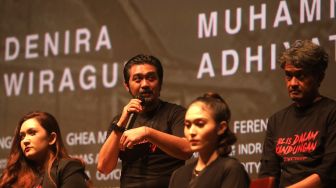 Aktor Ananda George memberikan keterangan pers saat "Press Screening" film Iblis Dalam Kandungan di XXI Epicentrum Kuningan, Jakarta, Selasa (8/3/2022). [Suara.com/Angga Budhiyanto]