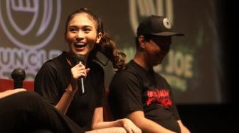 Pemeran Denira Wiraguna memberikan keterangan pers saat "Press Screening" film Iblis Dalam Kandungan di XXI Epicentrum Kuningan, Jakarta, Selasa (8/3/2022). [Suara.com/Angga Budhiyanto]