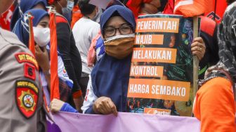 Sejumlah buruh perempuan yang tergabung dalam berbagai serikat melakukan aksi unjuk rasa di depan Gedung DPR RI, Senayan, Jakarta Pusat, Selasa (8/3/2022). [Suara.com/Alfian Winanto]