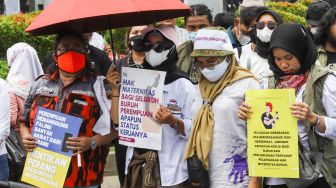 Sejumlah massa dari berbagai organisasi mengelar aksi unjuk rasa di kawasan Patung Kuda, Jakarta Pusat, Selasa (8/3/2022). [Suara.com/Alfian Winanto]