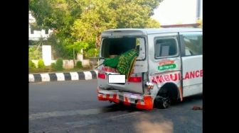 Heboh Kecelakaan Mobil Pembawa Jenazah vs Truk Tangki Air, Publik Soroti Sopir Ambulans