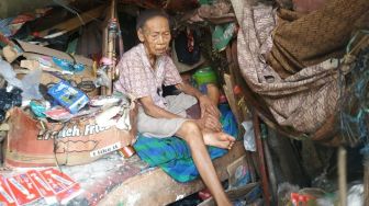 Nenek Ruminah Hidup Sebatang Kara di Rumah Kumuh dan Penuh Sampah, Harta yang Dipunya Hanya Surat Nikah