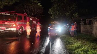 Kabel Induk PLN Putus Tersambar Petir di Karangasem