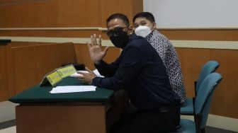 Ayah Vanessa Angel, Doddy Sudrajat bersiap mengikuti sidang lanjutan penetapan perwalian Gala Sky Andriansyah di Pengadilan Agama Jakarta Barat, Jakarta, Rabu (9/3/2022). [Suara.com/Angga Budhiyanto]