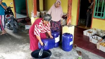 Kisah Fatimah, Penjual Tahu Bojonegoro Tertipu Beli 4 Jeriken Minyak Goreng Ternyata Isi Air Undang Simpati Warganet