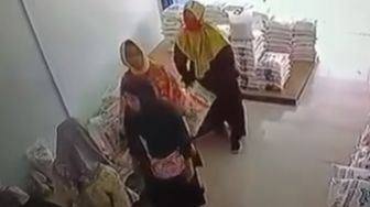 Viral Emak-emak Berkerudung Curi Beras Terekam CCTV, Netizen Beri Sindiran Menohok: Bisa Ketelen Bu Makan Beras Curian?