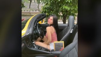 Tak Sampai 5 Menit, Maria Vania Bagikan Tips Gerakan Senam di Dalam Mobil Mewah Porsche