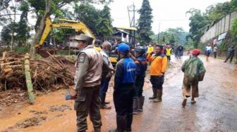 Alat Berat Sudah Dikerahkan untuk Membersihkan Lumpur Pasca-Banjir Bandang di Lawang Malang