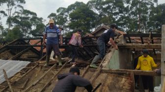 Rumah Warga Bandung Barat Ludes Terbakar akibat Sambaran Petir