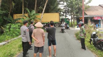 Diduga Mau Cari Jalan Pintas Pakai Google Maps, Truk Kontainer Malah Terjebak Berjam-jam di Jalan Kampung