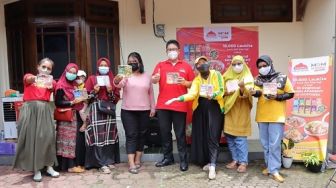 Bagi-bagi Lauk Asli Siap Saji untuk Para Ibu di Hari Wanita Indonesia 2022