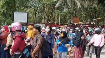 Warga Makassar Harus Antre 4 Jam Demi Mendapatkan Minyak Goreng Murah