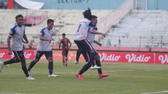 Pemain Farmel FC merayakan gol ke gawang Persipa Pati dalam lanjutan Grup CC babak 16 Besar Liga 3 Nasional di Stadion Gelora Delta Sidoarjo, Rabu (9/3/2022). [Suara.com/Ronald Seger Prabowo]