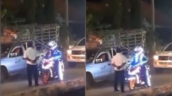 Full Lampu Masee! Pria Ini Hias Sepeda Motor dan Tubuhnya Bak Pasar Malam Berjalan