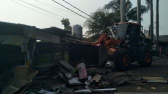 Pemkot Jatim Gusur Warung-Warung Semi Permanen di Trotoar Cakung