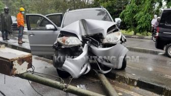 Mobil Ringsek Parah, Ibu-ibu Pengemudi Rush Tabrak Lampu PJU di Bontang Karena Hilang Kendali