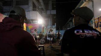 Grup musik Diorama tampil saat perayaan Hari Musik Nasional di M Bloc Space, Jakarta, Rabu (9/3/2022). [Suara.com/Angga Budhiyanto]