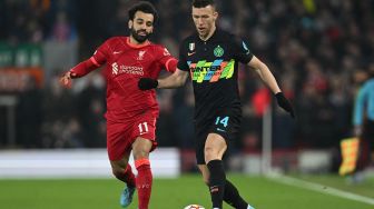 Gelandang Inter Milan Ivan Perisic (kanan) bersaing dengan gelandang Liverpool Mohamed Salah (kiri) selama pertandingan leg kedua babak 16 besar Liga Champions antara Liverpool melawan Inter Milan di Anfield, Rabu (9/3/2022) dini hari WIB. Paul ELLIS / AFP