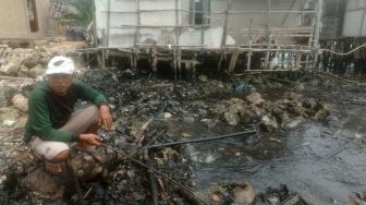 Tim Polda Lampung dan DLH Ambil Sampel Pencemaran di Pesisir Pantai Panjang