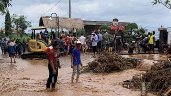 TNI dan Relawan Bantu Bersihkan Sisa Banjir di Kabupaten Malang