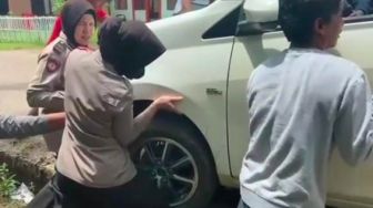 Viral Dua Polwan di Palembang Bantu Angkat Mobil yang Ditumpangi Wanita Stroke, Warganet Terharu