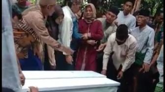 Jenazah Jamaludin Korban Serangan OPM Tiba di Rumah Duka, Pemakaman Diwarnai Isak Tangis Keluarga