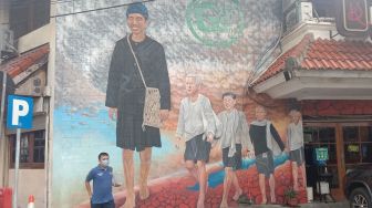 Wow! Ada Mural Jokowi, Vladimir Putin hingga Joe Biden Kenakan Baju Adat Baduy di Kota Solo