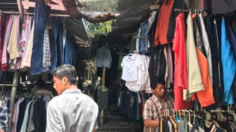 Penjual Baju Rombeng di Pasar Karang Sukun Mataram Bisa Raih Untung Rp 1 Juta Per Hari