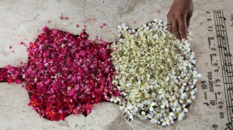 Warga menabur bunga saat berziarah di makam WR Soepratman di Surabaya, Jawa Timur, Rabu (9/3/2022).  ANTARA FOTO/Didik Suhartono