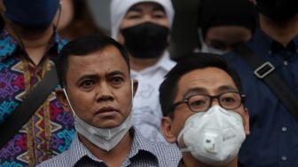 Ayah Bibi Ardiansyah, Haji Faisal bersama keluarga dan kuasa hukumnya memberikan keterangan pers usai mengikuti sidang lanjutan penetapan perwalian Gala Sky Andriansyah di Pengadilan Agama Jakarta Barat, Jakarta, Rabu (9/3/2022). [Suara.com/Angga Budhiyanto]