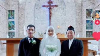 Mempelai Wanita Muslim Ikut Pemberkatan di Gereja