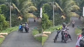 Apes! Boncengan Motor Bawa Sepeda, Dua Orang Ini Malah Nyungsep, Nasib Motor Mengenaskan