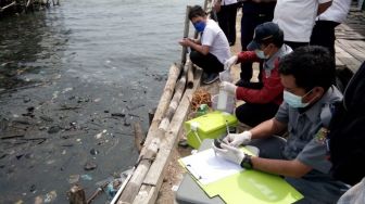 Teliti Kadar Limbah yang Cemari Pesisir Pantai Panjang, DLH Lampung Kirim Sampel ke Lemigas