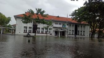 Hujan Deras Mengguyur Sore Tadi, Halaman Kantor Pemkab Banyuwangi Jadi 'Kolam'