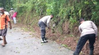 Tanah Longsor Lumpuhkan Jalan Antar Desa di Kabupaten Madiun