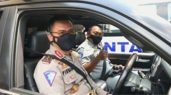 Jelang Operasi Ketupat 2022, Kakorlantas Mengemudikan Mobil Lintasi Tol Trans Jawa