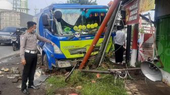 Truk 'Sosor' Tiang Listrik dan Pembatas Jembatan di Probolinggo, Penyebabnya Sopir Ngantuk Berat