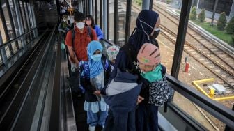 Penumpang kereta api argo parahyangan menaiki eskalator saat tiba di Stasiun Bandung, Jawa Barat, Kamis (10/3/2022). ANTARA FOTO/Raisan Al Farisi