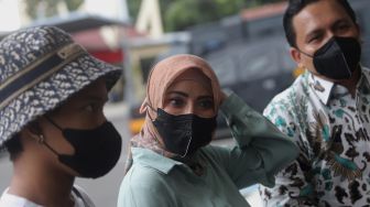 Model Ayu Aulia (tengah) memberikan keterangan pers setibanya di Polres Metro Jakarta Selatan, Kamis (10/3/2022). [Suara.com/Angga Budhiyanto]