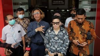 Kakak Angkat Ayu Aulia, Ade Ratna Sari memberikan keterangan pers usai pemeriksaan terkait kasus dugaan penganiayaan oleh Ayu Aulia di Polres Metro Jakarta Selatan, Kamis (10/3/2022). [Suara.com/Angga Budhiyanto]